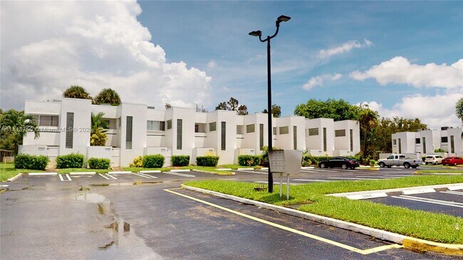 Building Photo - 5110 Elmhurst Rd