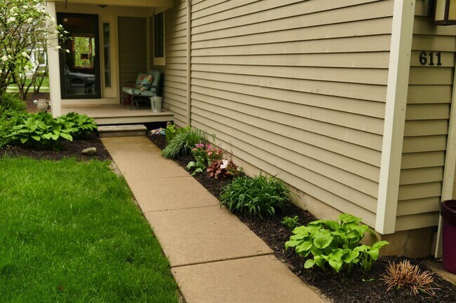 Building Photo - 611 Woodcreek Cir