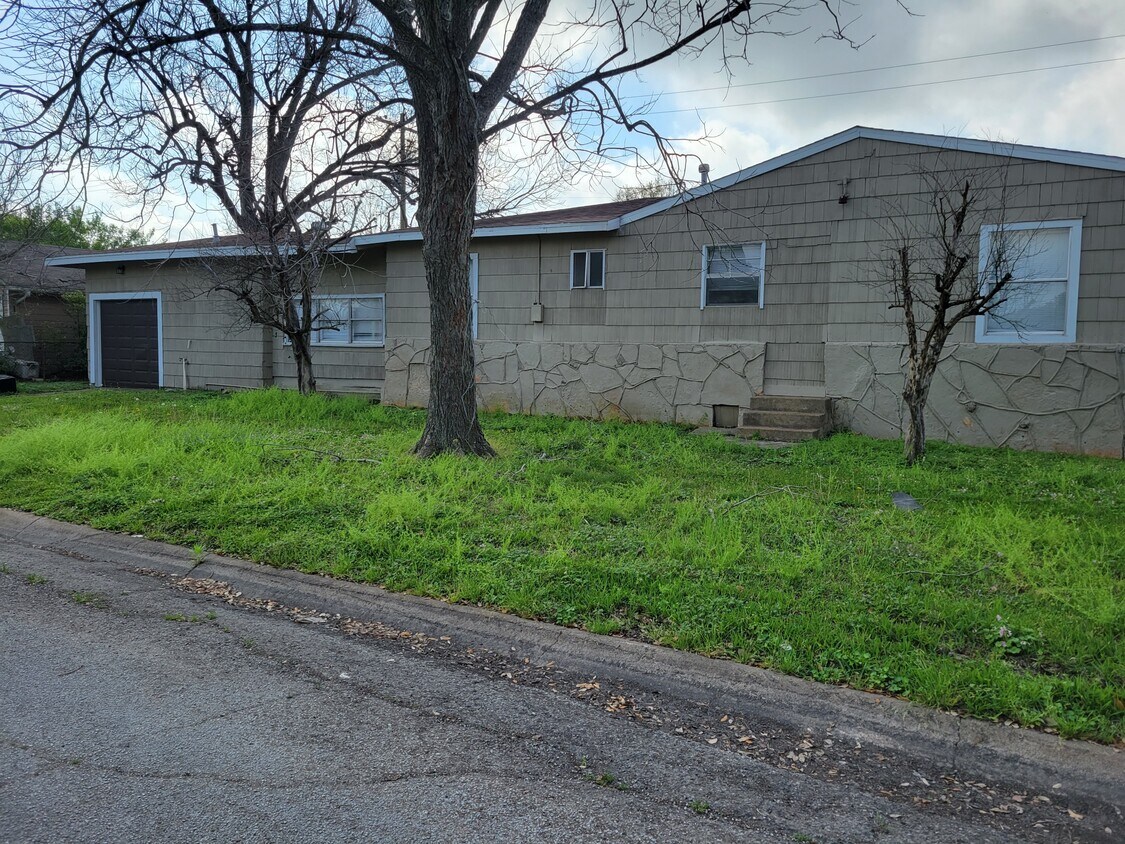 Primary Photo - 1112-12th 1/2 12th 1/2 St N