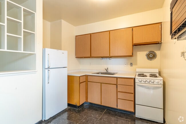 1BR, 1BA - 700SF - Corner Unit - Kitchen - 323 Packard St