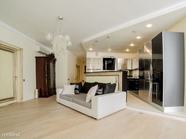 Foto del edificio - 3901 E Livingston Dr