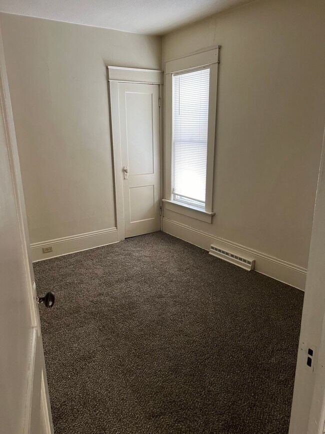 Building Photo - 2 Bedroom 1 Bath First Floor Apartment