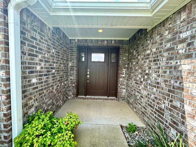 Building Photo - Gorgeous Home with Vaulted Ceilings and Large Fenced Yard! Spacious 3 Bedroom and 2 Bath Home!