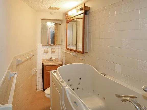 Foto del edificio - "Charming 2-Bed, 2-Bath Haven in the Heart of Brooklyn!"