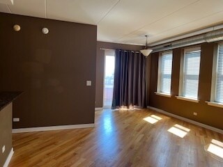 Building Photo - 3550 W Montrose Ave
