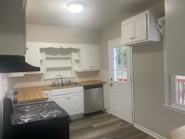 Building Photo - Move in Special!!!! 3/1 Home with bonus room!