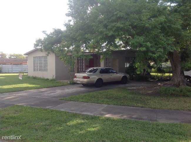 Building Photo - 3 br, 1 bath House - 10820 S.W. 52 Drive