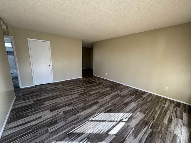 Building Photo - Remodeled Peoria 3br
