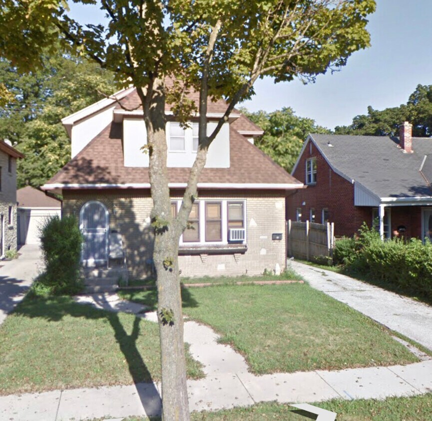 Lower 2 bedroom unit. LR/DR, 1 bath - 2608 N 60th St