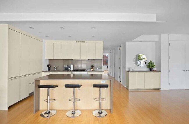 Foto del edificio - 245 W 19th St