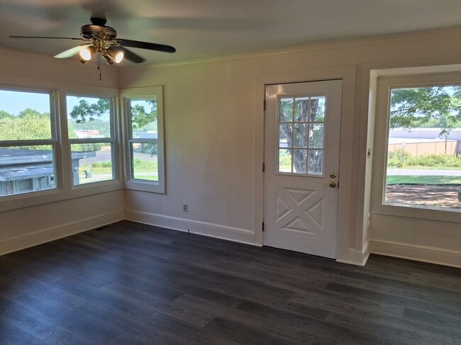 Foto del edificio - 1764 6th Ave NW