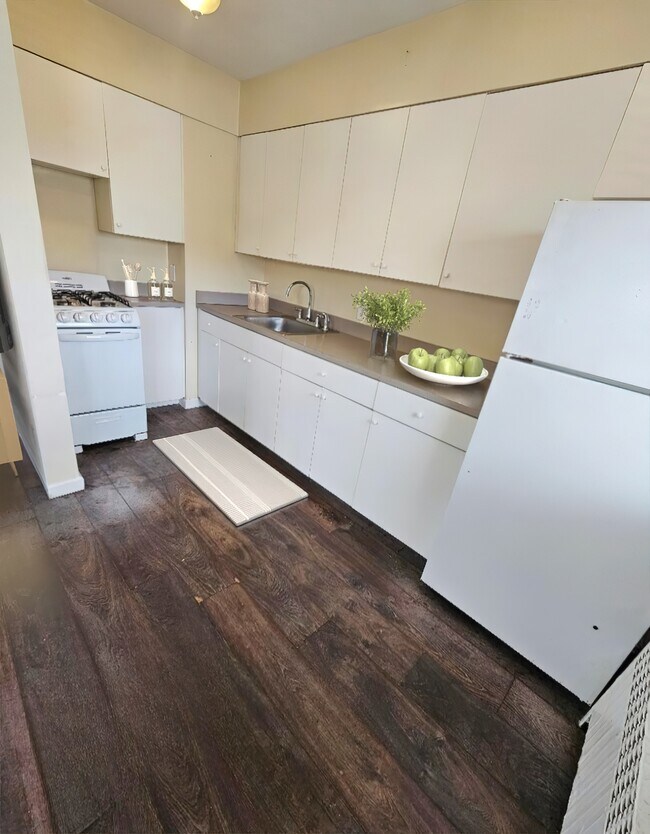 D2 Kitchen - 319 E Broadway
