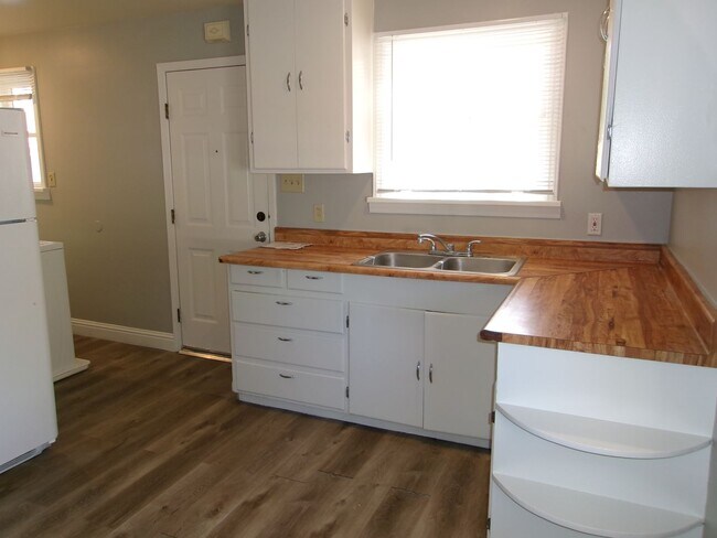 Building Photo - Newly Remodeled 2 Bedroom 1 Bath Home in S...