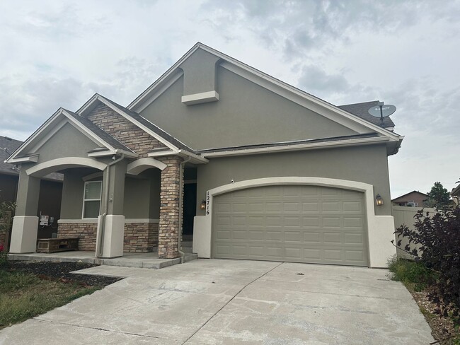 Building Photo - 5 Bed 4 Bath Home Just Shy of 4000 sqft!!!