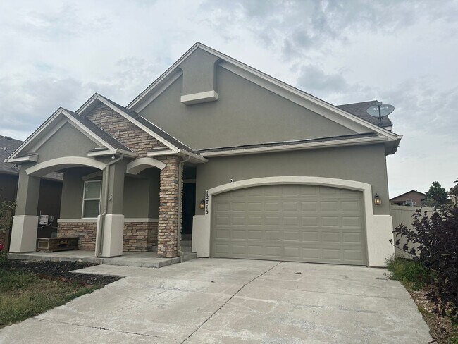 Foto del edificio - 5 Bed 4 Bath Home Just Shy of 4000 sqft!!!