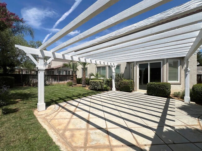 Building Photo - Spacious 4 bedroom 3 bath home in Tourname...