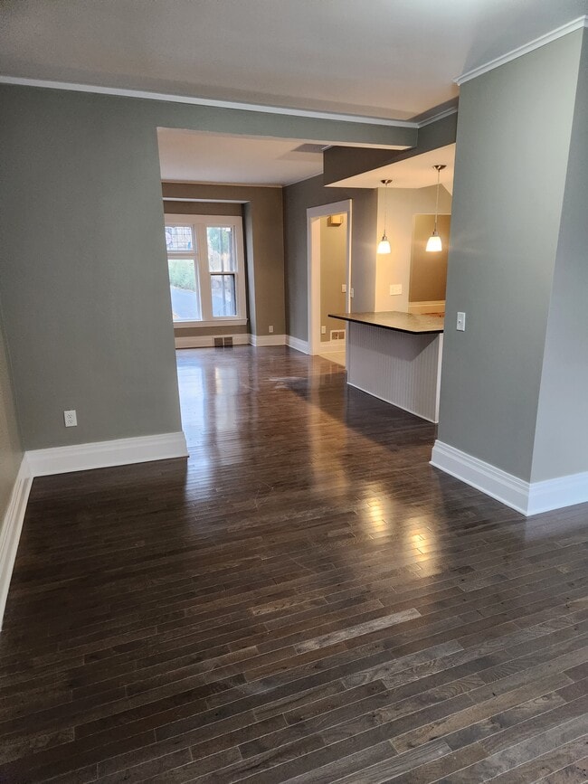 Building Photo - Fully Renovated Park and Beverly Apartments!