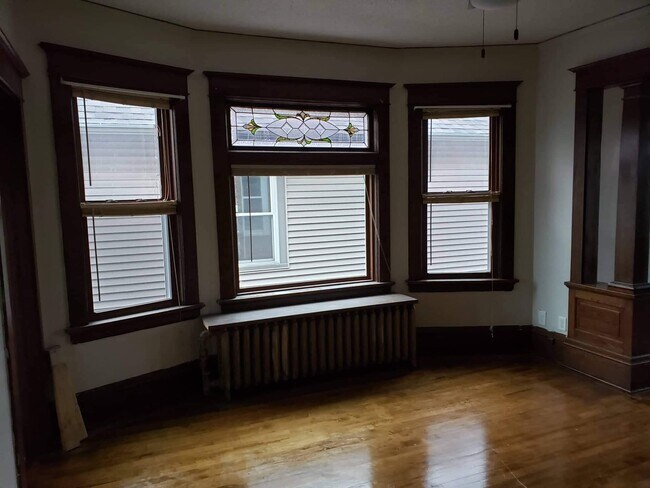 Building Photo - 750 Geranium Ave E