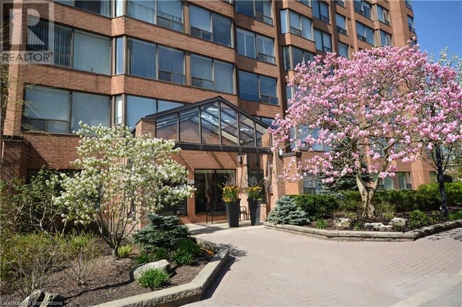 Photo du bâtiment - 1270 Maple Crossing Blvd