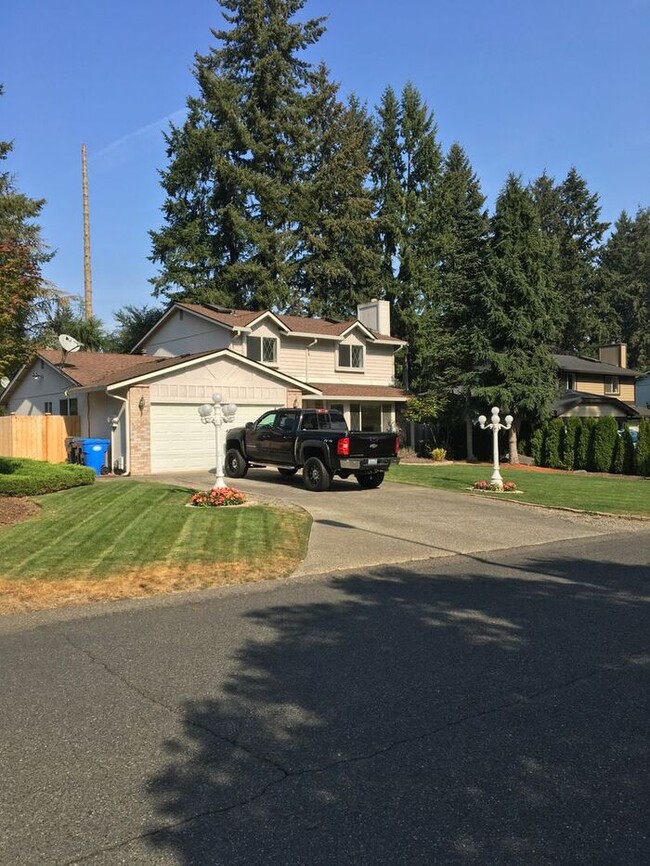 Foto del edificio - 2 story home in the Puyallup close to shop...