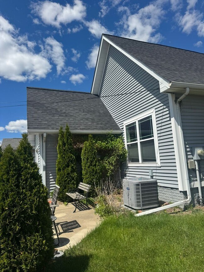 Building Photo - Beautiful 3 Bedroom Home Near the Detroit River!