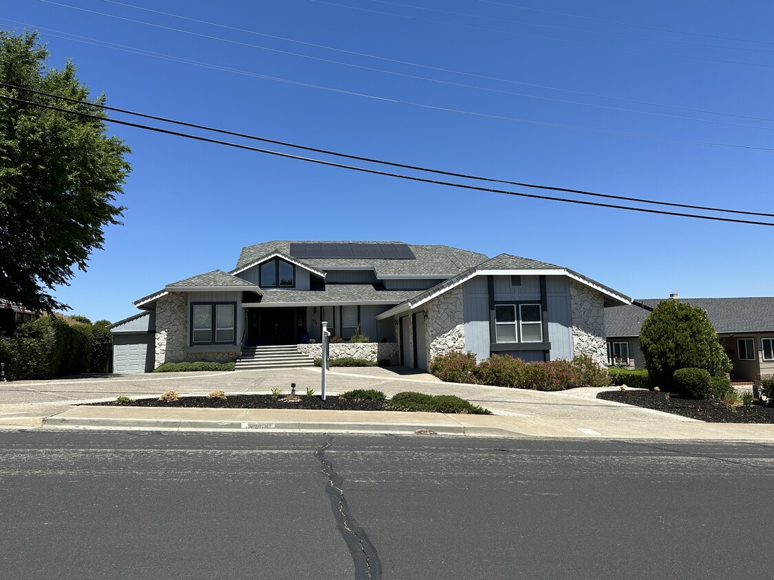 Primary Photo - 4234 Hillview Dr