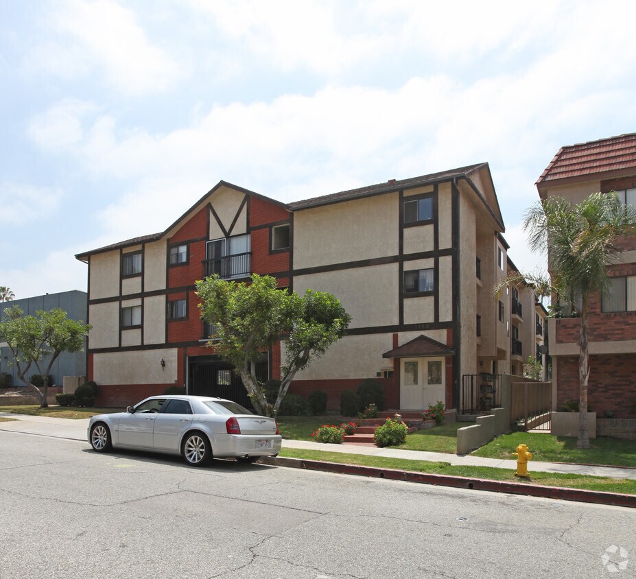 Primary Photo - 1156 Raymond Ave
