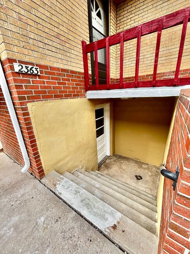 Building Photo - Beautiful Apartment Steps from the University of Denver Campus!!