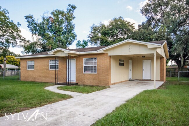 Building Photo - Enjoy one-level living in this 3 bedroom, ...