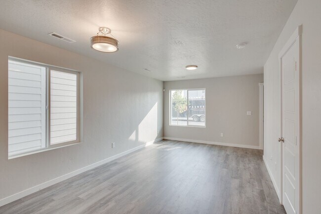Foto del edificio - Beautiful 2 Bedroom Cottage Now Available!