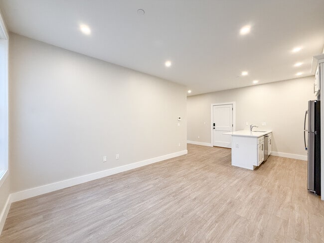 Building Photo - 58 River St