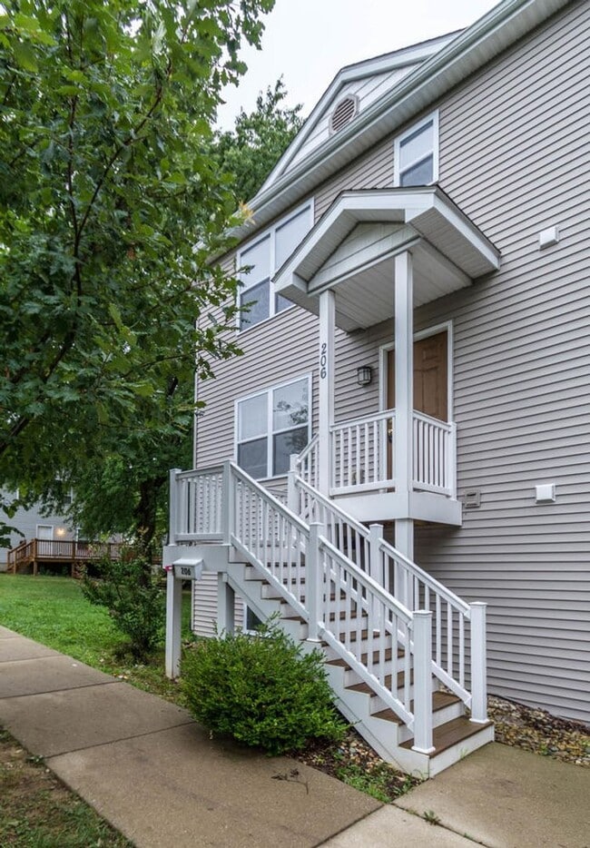 Photo - 202 E 20th - 4-Bed/3-Bath Townhouse - Walking distance to stadium!