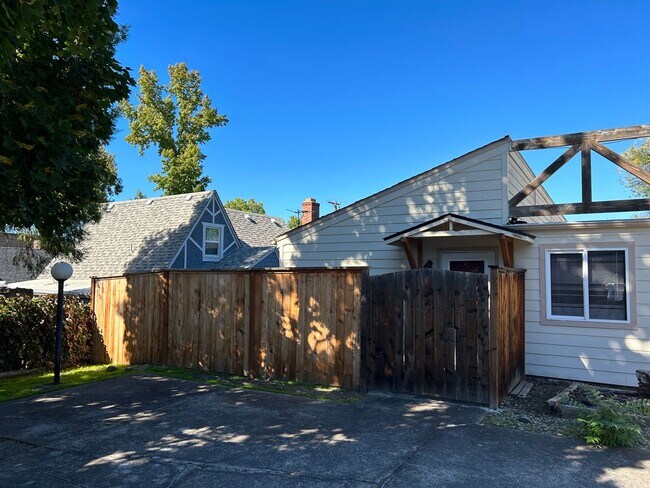 Building Photo - 6600x3n - 1042, 1044, 1046, 1048 Woodrow Lane