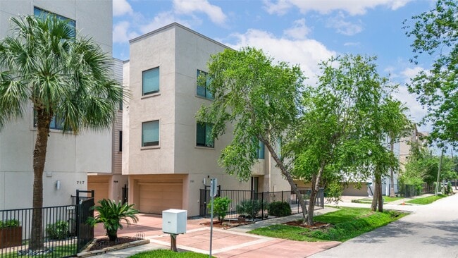 Building Photo - 731 Reinerman St