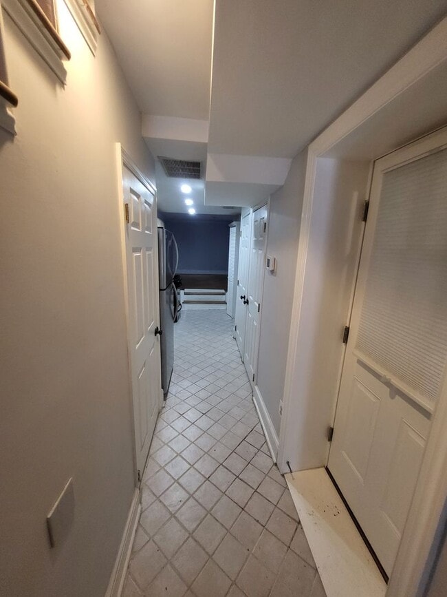 Building Photo - 2 Bedroom 2 Bath with Rooftop Deck!