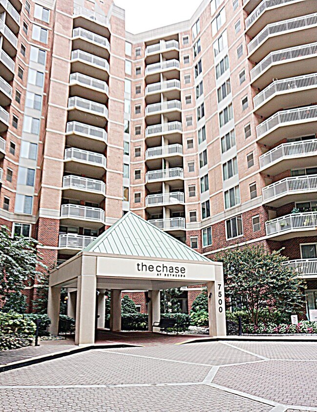 Primary Photo - A Modern Living of Top-Level Unit in the C...