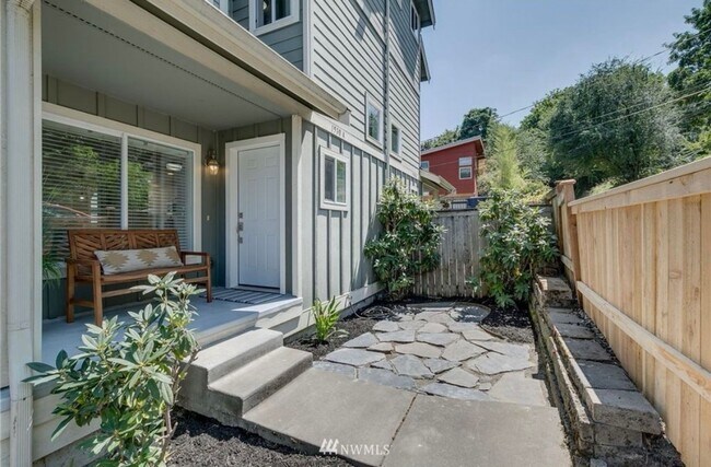 Building Photo - Welcome Home 4 bd 2.5 ba - Townhome