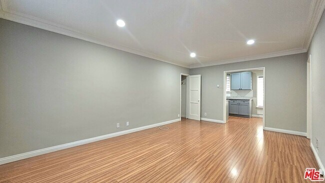 Building Photo - 1020 S Norton Ave