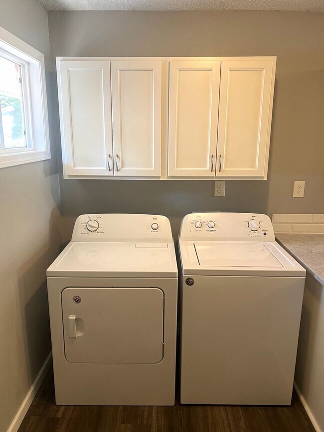 Foto del edificio - Bright, Updated 2BR Apartment in Prime SW ...