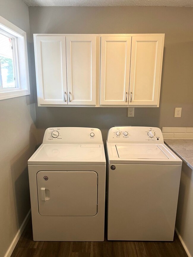 Building Photo - Bright, Updated 2BR Apartment in Prime SW ...