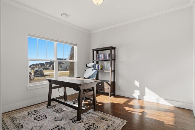 Foto del edificio - Stunner! This beautiful home features a spacious open floor plan with primary suite and private o...