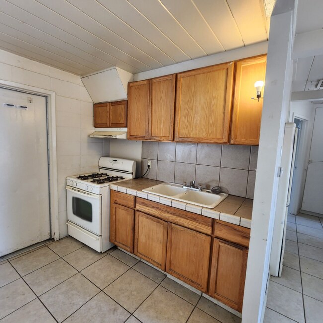 Building Photo - 925 S Thorne Ave
