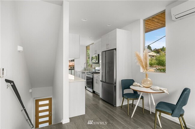 Building Photo - Contemporary 3 Bedroom Townhouse near Alki...
