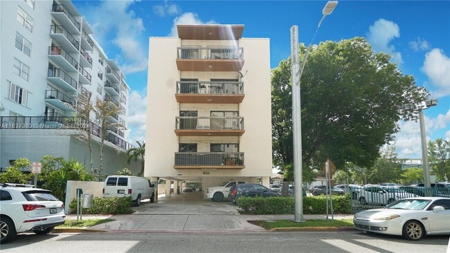 Building Photo - 833 West Ave