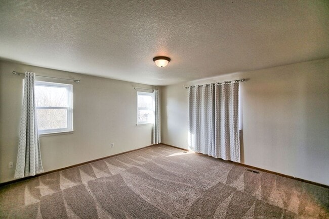 Building Photo - Charming 3 Bedroom Across from Playground & Large Fenced Yard