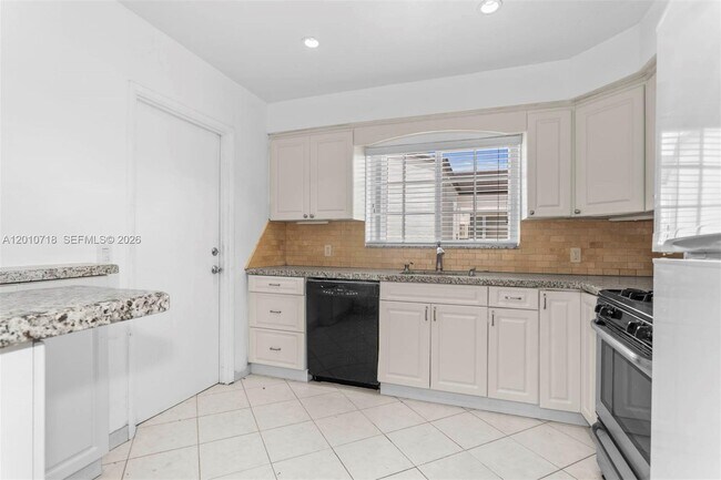 Foto del edificio - 9125 Carlyle Ave