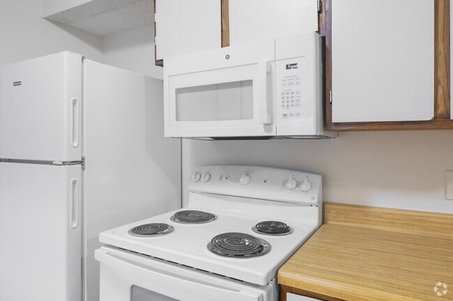 3BR, 2BA - 1,200SF - Kitchen - Four Oaks Apartments