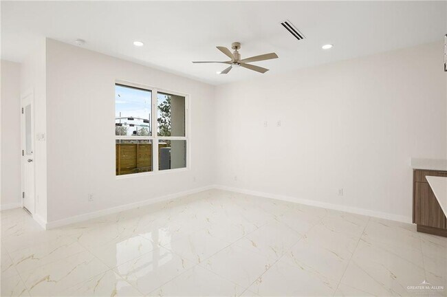 Foto del edificio - 916 S Bicentennial Blvd