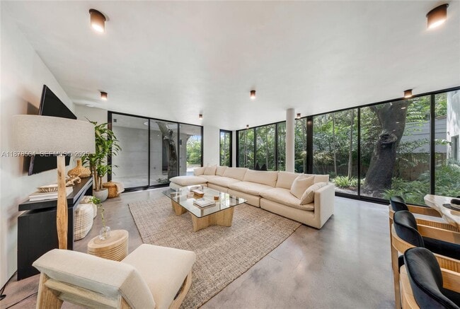 Foto del edificio - 1000 NW 9th Ct