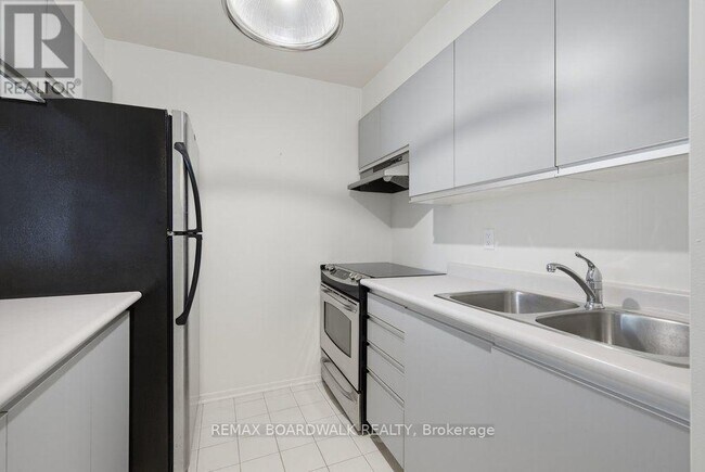 Building Photo - 250 Brittany Dr